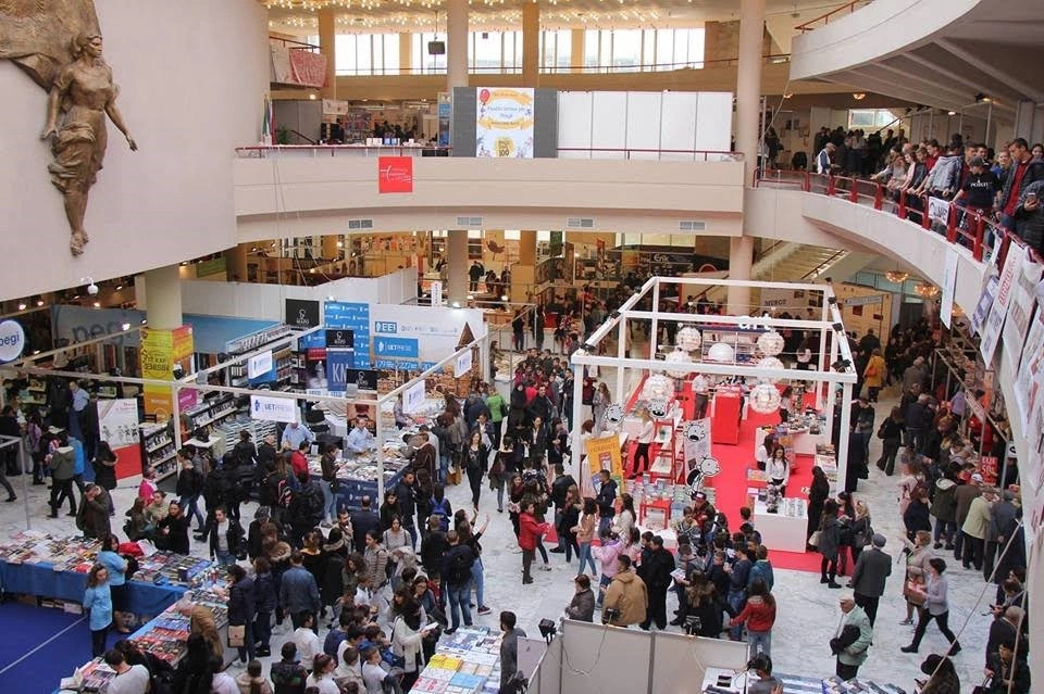 libri-i-therret-ndergjegjes-ne-panairin-e-tiranes-qe-identifikon-sfidat