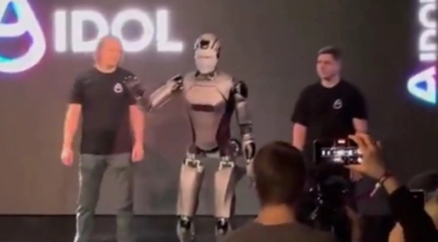 Roboti i parë humanoid i Rusisë me AI rrëzohet pas vetëm disa sekondave  VIDEO 