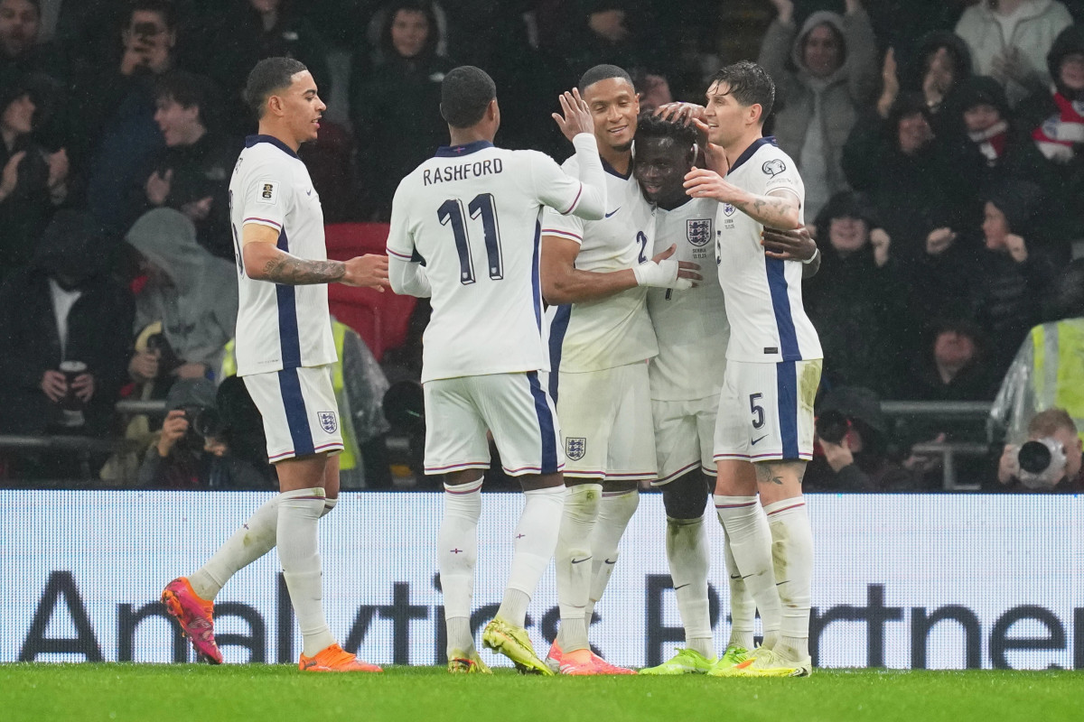 Me supergolin e Sakas  Anglia mbyll me epërsi pjesën e parë