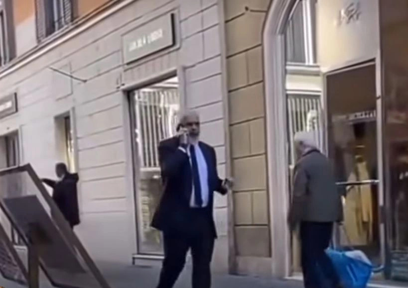 Rama filmohet në Romë në një bisedë të tensionuar në telefon