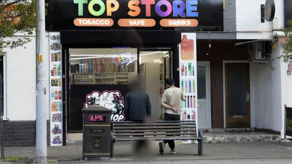 Rrjeti kriminal që lejon emigrantët në Britani të punojnë ilegalisht