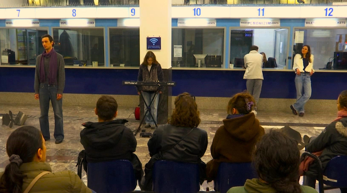  In Between  ndal kohën në Stacionin e Autobusëve dhe në Munih