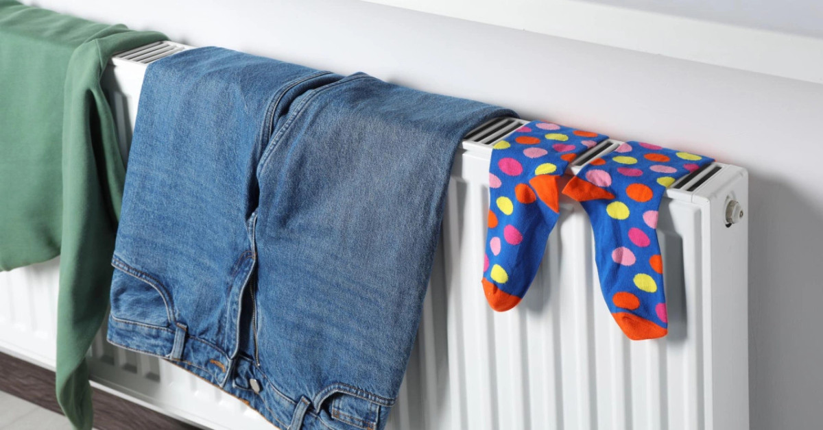 Ndaloni tharjen e rrobave mbi radiatorë   çon në probleme serioze