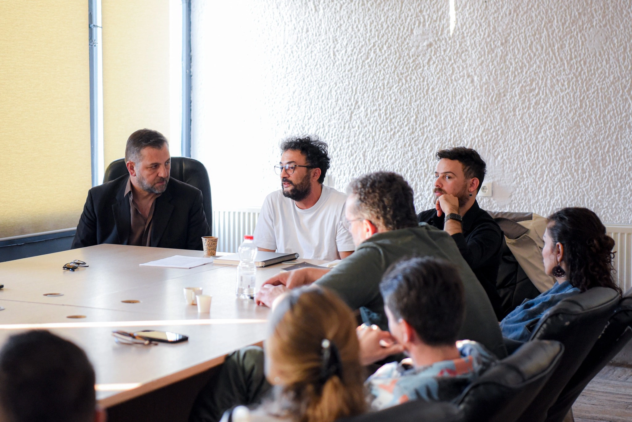 Një pjesë e ekipit të shfaqjes “Emira” dhe drejtori i përgjithshëm i Teatrit Kombëtar të Kosovës gjatë provave të mbajtura në tetorin e vitit të kaluar