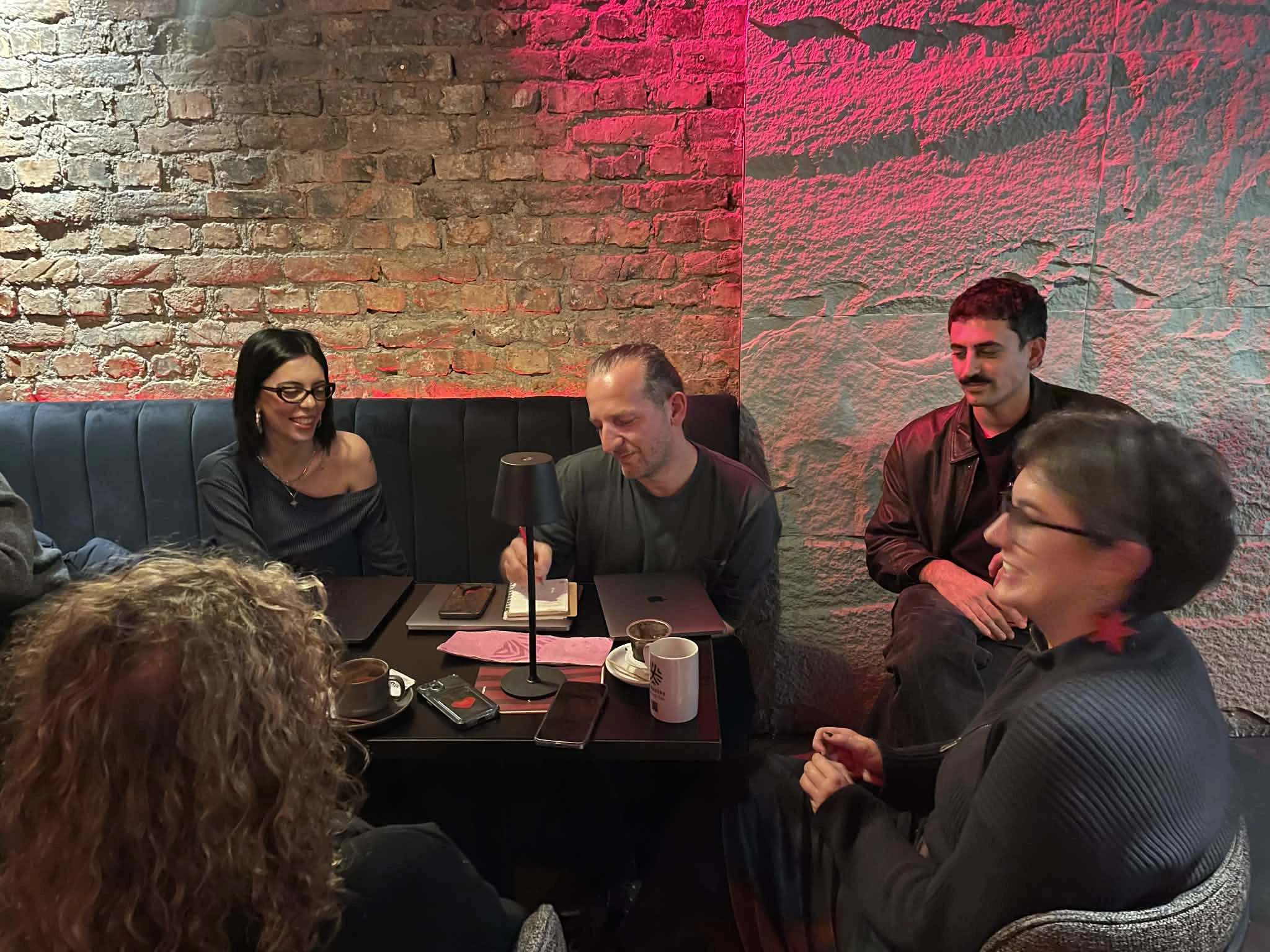 “Hajde me tepru” rezidenca që “strehon” tre artistë e kulmon me ekspozitë