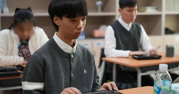 Provimi 13 orësh  ndër më të gjatit në botë  sfida e nxënësve të verbër koreanojugorë