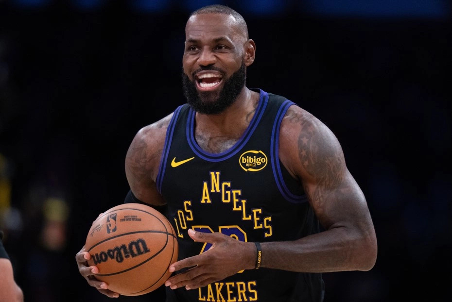 LeBron James vendos rekord të ri, nis stinorin e 23-të në NBA