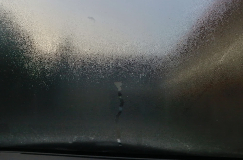 Mënyra më e lehtë për të shkrirë xhamat e veturave