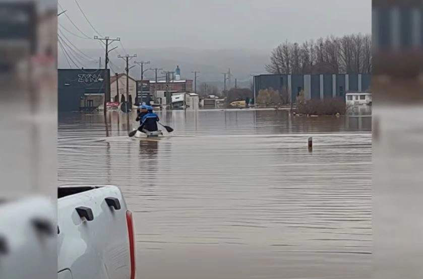 ekipi-i-keds-it-improvizon-barke-per-ta-riparuar-rrjetin-elektrik-ne-rrugen-ferizaj-viti