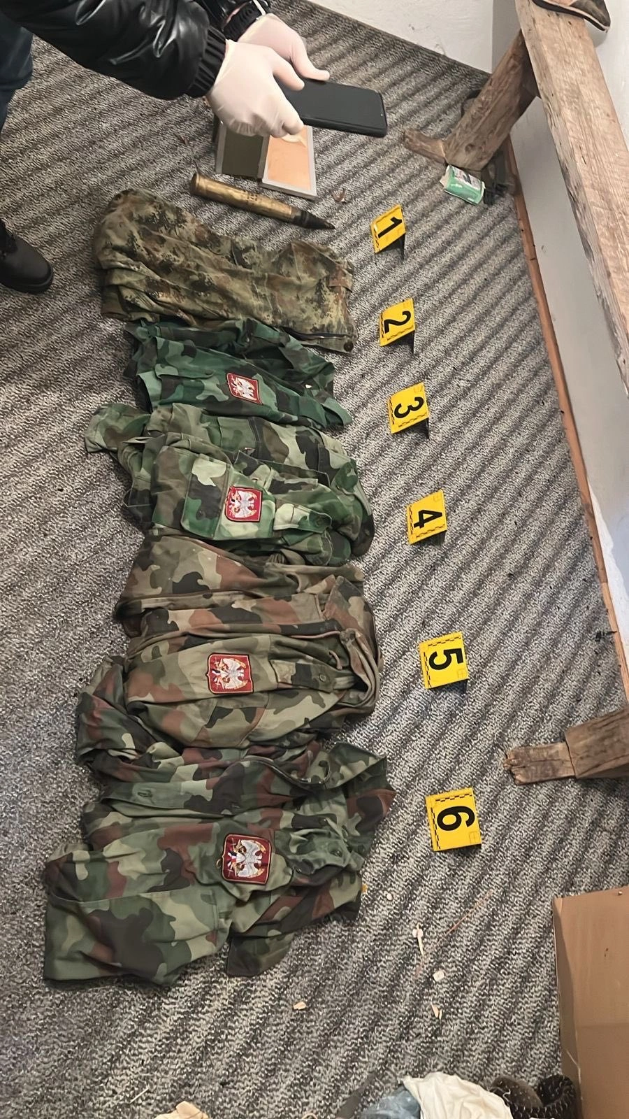 Uniformat ushtarake dhe predha te gjetura ne veri