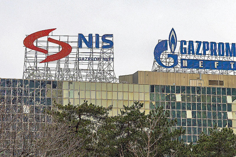 Presioni amerikan e bën të veten, Rusia pajtohet t’i shesë aksionet në industrinë serbe të naftës