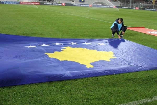 Mediat serbe  detyrohen  ta publikojnë flamurin e Kosovës