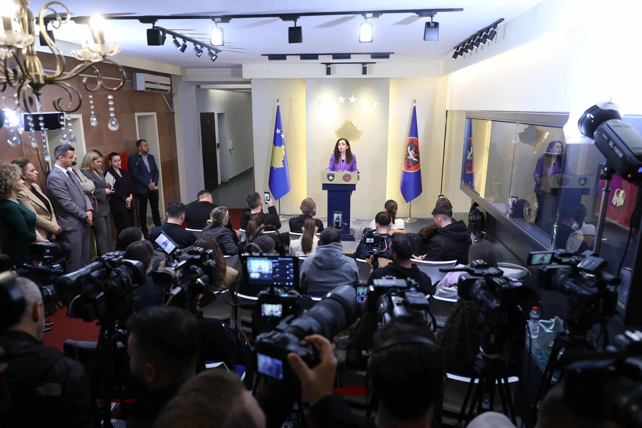 Predsednica Vjosa Osmani razpisala izredne volitve na Kosovu za 28. december