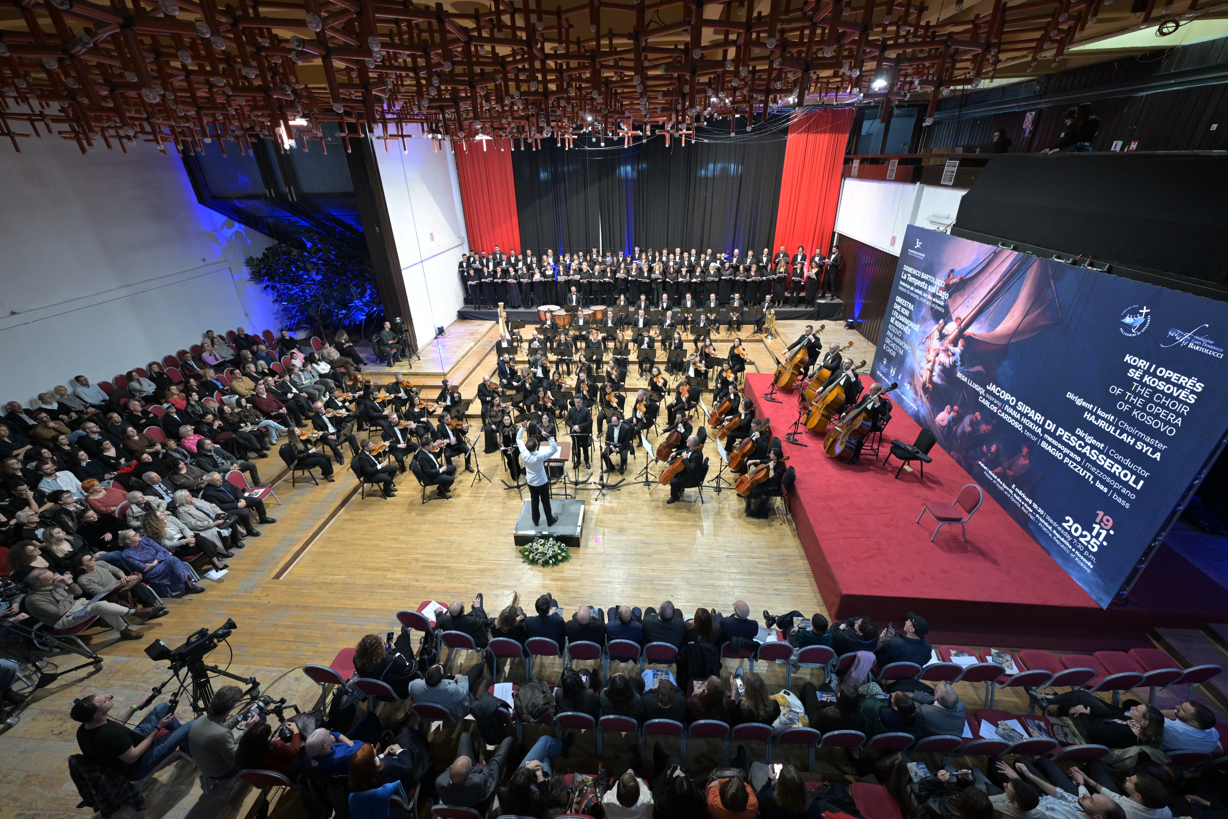 “La Tempesta sul Lago” mbi të gjitha ka në thelb paqen dhe në ditët kur bota ka nevojë për shumë mesazhe të tilla, pas Prishtinës, Filharmonia e Kosovës dhe Opera e Kosovës, këtë porosi do ta dërgojnë edhe në Vatikan (Foto: Arben Llapashtica)