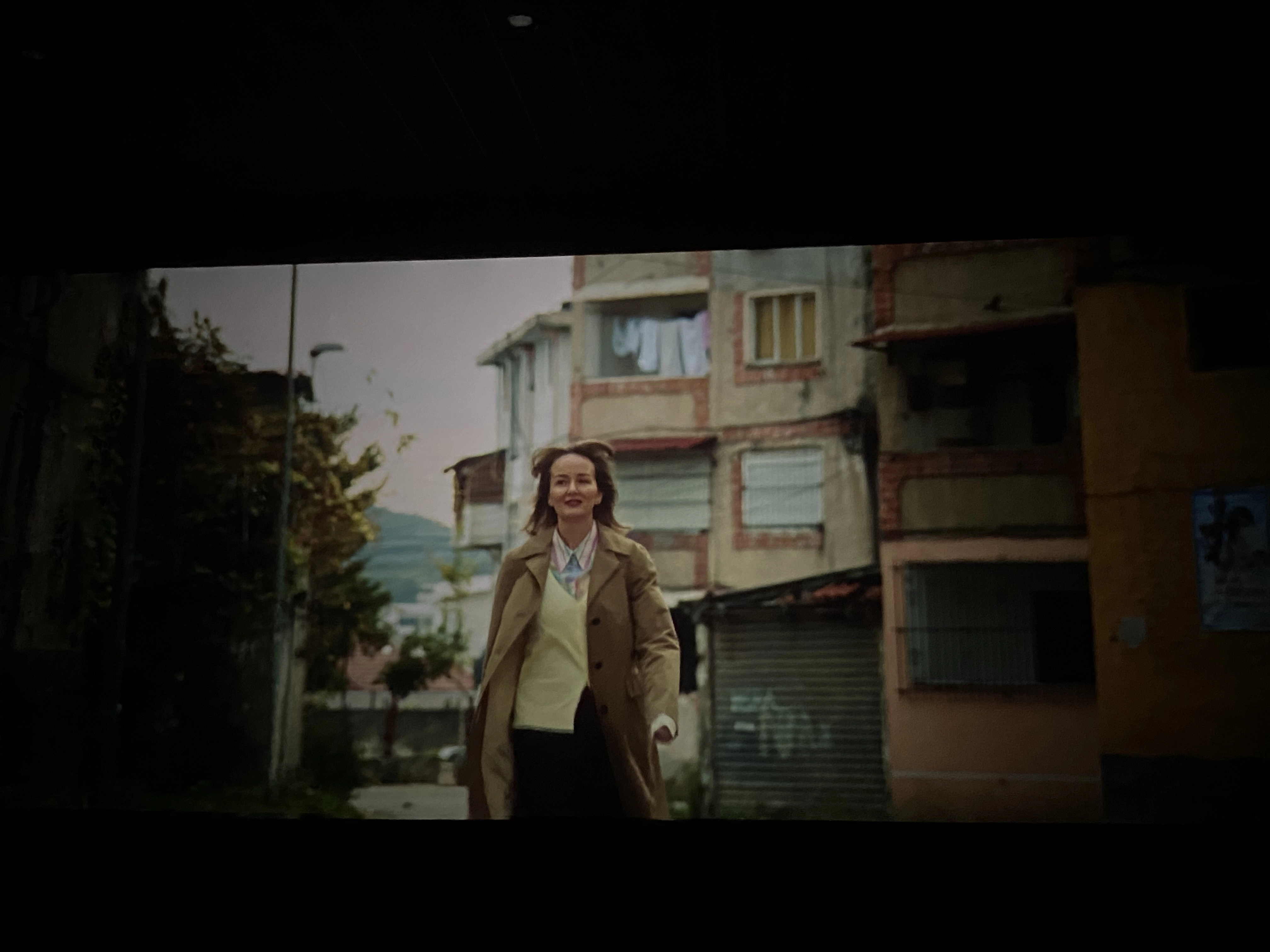 Adriana Matoshi në rolin e Mirës, në filmin “Luna Park”, nën regji të Florenc Papasit