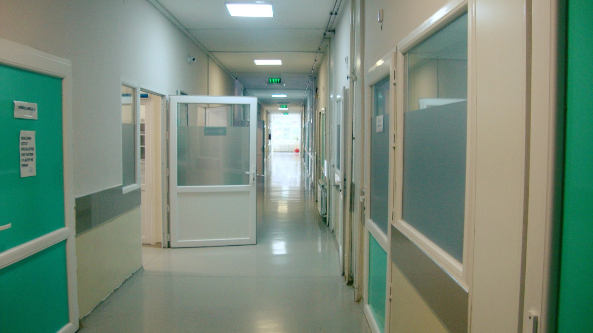 13 pacientë në spital për shkak të tymit të zjarrit në një banesë në Pejë  7 prej tyre fëmijë