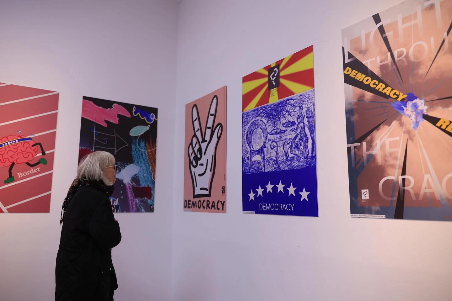 Përmbledhja qasjeve krijon një mozaik që e zhvendos vëmendjen nga estetika drejt mendimit kritik, duke e rikthyer posterin në statusin e tij të dikurshëm si medium i drejtpërdrejtë politik