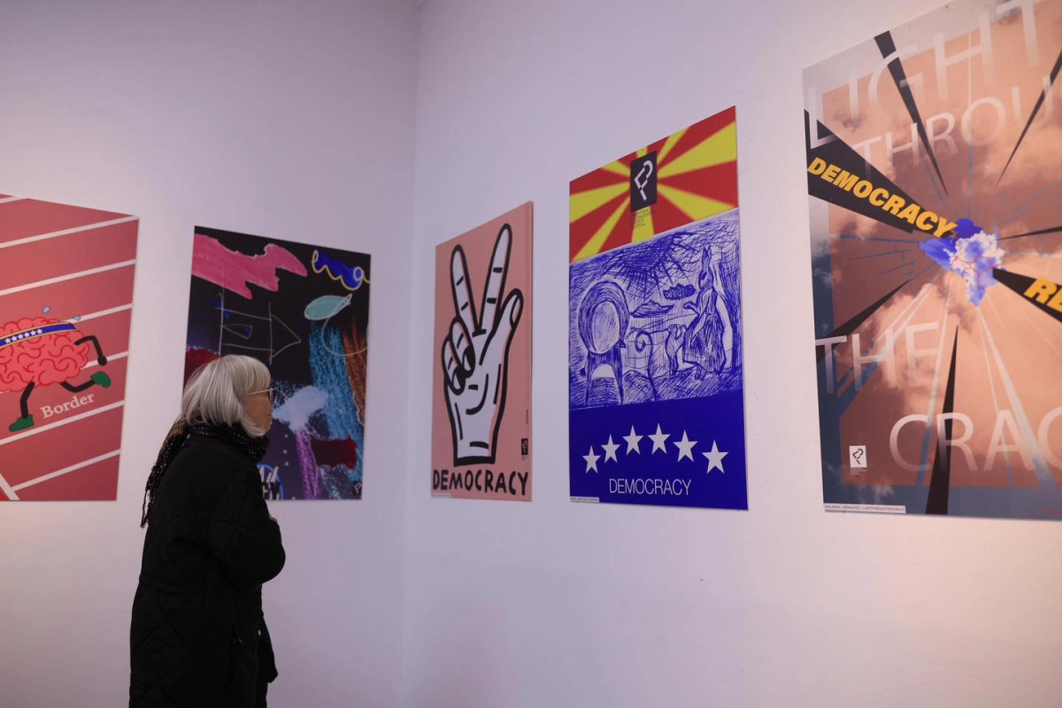 Demokracia në posterë modifikohet si imazh  thirrje e kujtesë