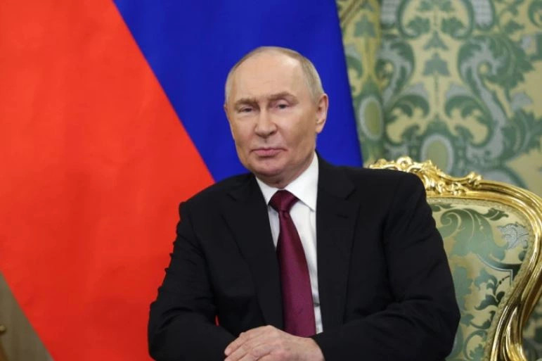 Putin je ocenil Trumpov mirovni načrt kot možno osnovo za rešitev, Merz se je pogovarjal s Trumpom in Zelenskim.