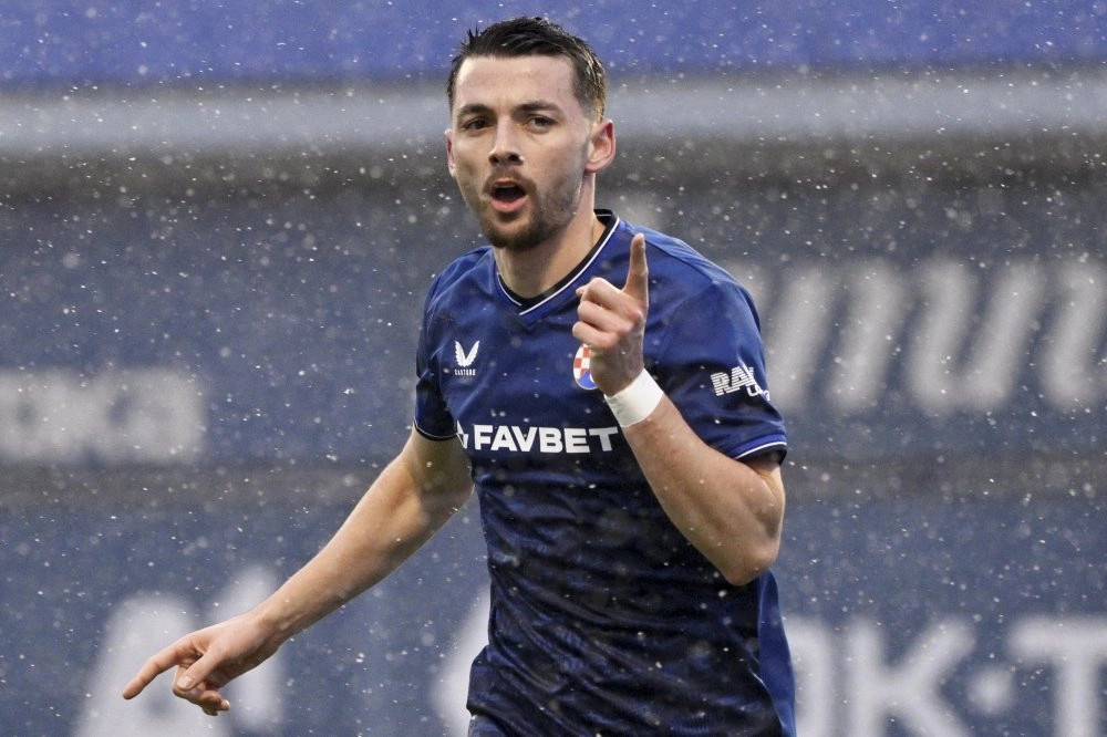 Hoxha shkëlqen me dy gola