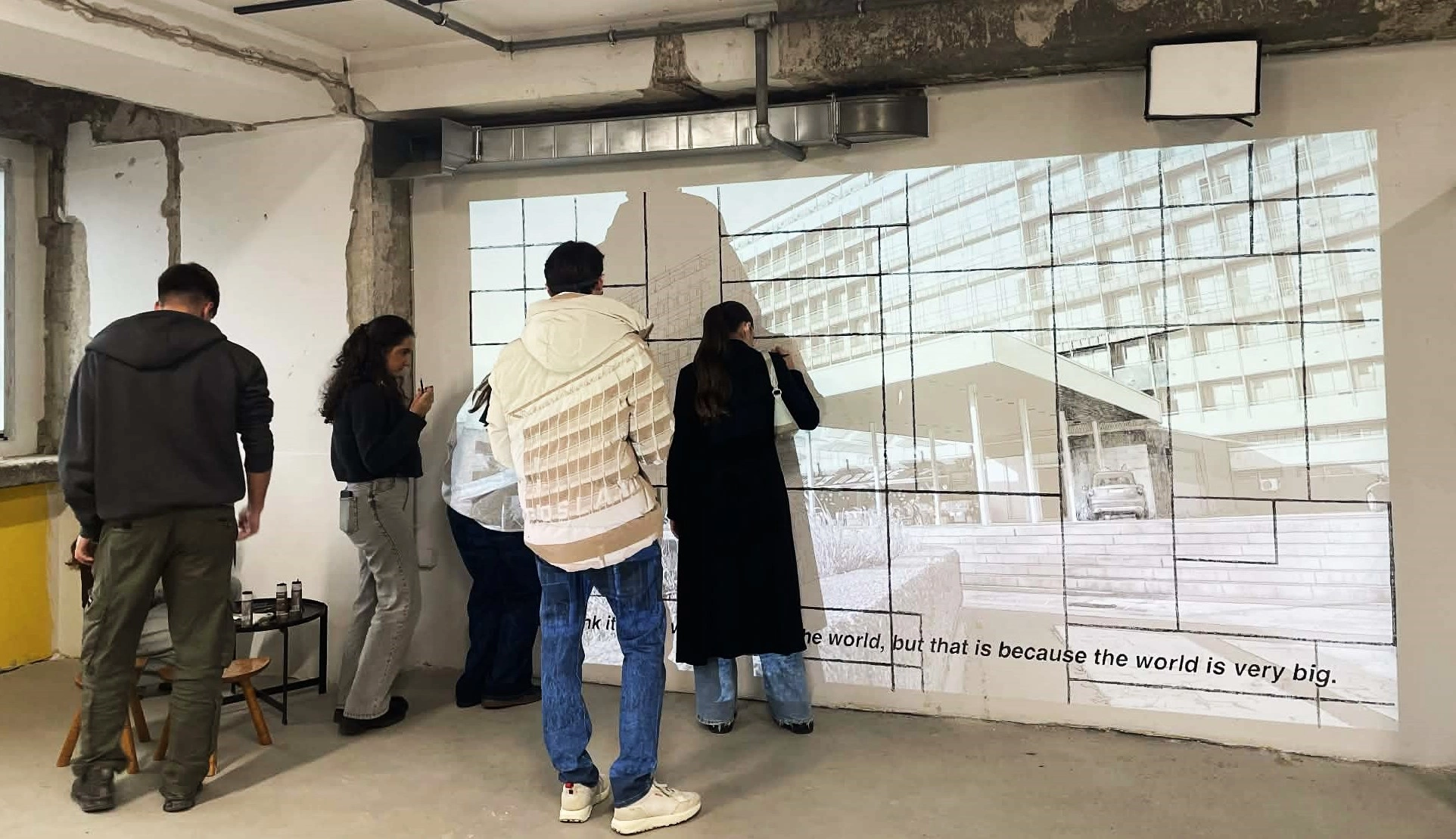 “Do you want to flatten all layers before saving?” nga Nemanja Jokoviq dhe Mihaela Vuçiniq, kuruar nga Mia David, e transformon hotelin “Grand” në hotel “Jugoslavia”, referuar shkatërrimit urban si formë jo vetëm për harresën kolektive