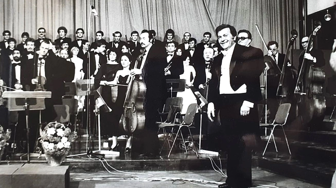 Foto nga premiera e koncertit “Requiem” nga W.A. Mozart. Dirigjent: Mark Kaçinari, kori: Collegium Cantorum. Orkestra Simfonike e Radio Televizionit të Prishtinës. 28 prill, 1979, Salla e Kuqe, Pallati i Rinisë, Prishtinë