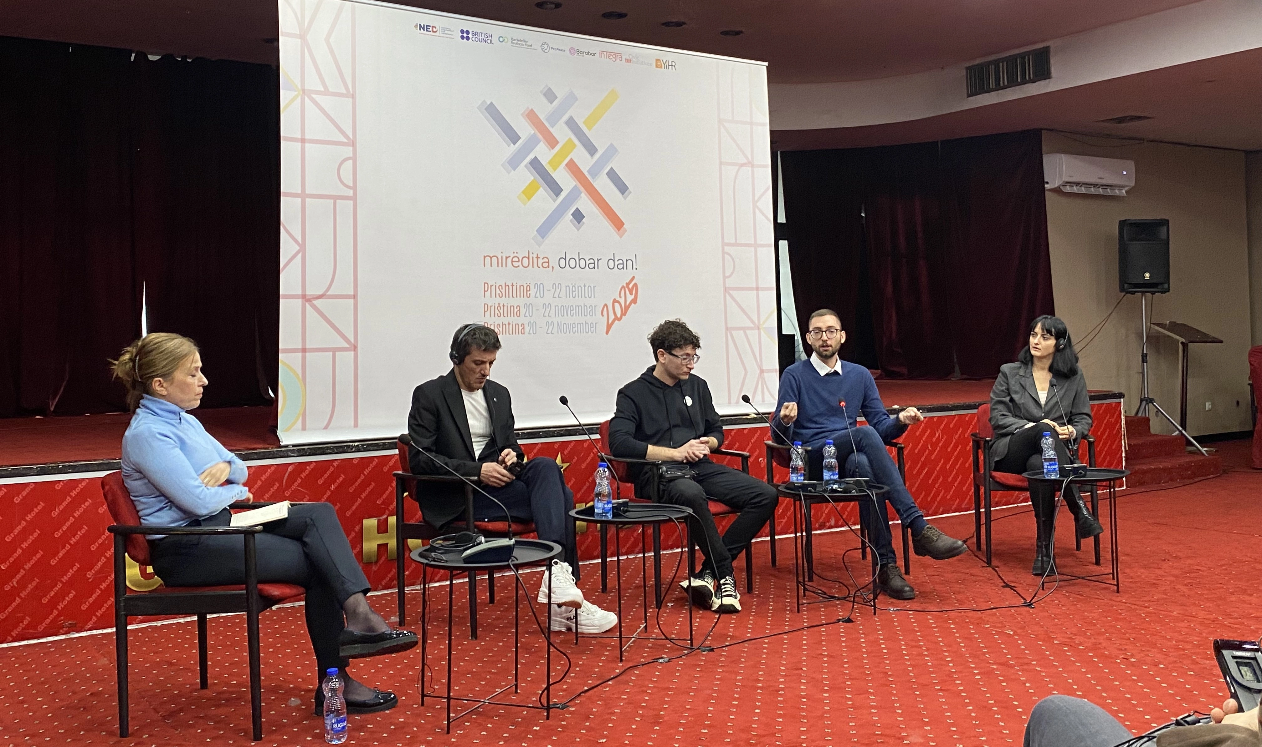 Debati në temën “Nyja e Kosovës në kohë protestash masive në Serbi” dhe promovimi i botimit “Kronologjia e Kosovës 2.0”, kanë qenë dy prej ngjarjeve të ditës së tretë të “Mirëdita, dobar dan!” në Prishtinë