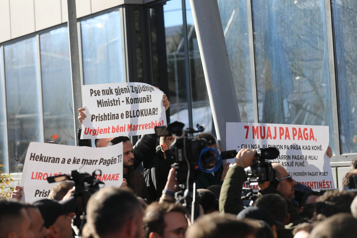 Fotogaleri nga protesta e transportuesve privatë para Komunës e Qeverisë  Foto KOHA 