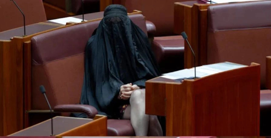 senatorja-australiane-nxit-zemerim-me-veshjen-e-burkes-ne-parlament