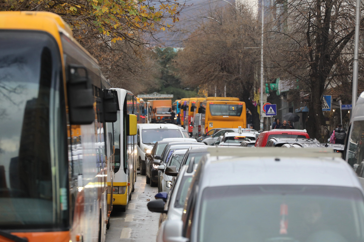 punetoret-ankohen-se-kriza-ne-transportin-urban-rrjedh-nga-privatizimi-dhe-lirimi-i-shume-kategorive-nga-pagesa
