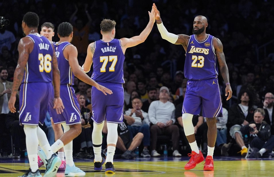 Lakersi fiton derbin e Los Angelesit