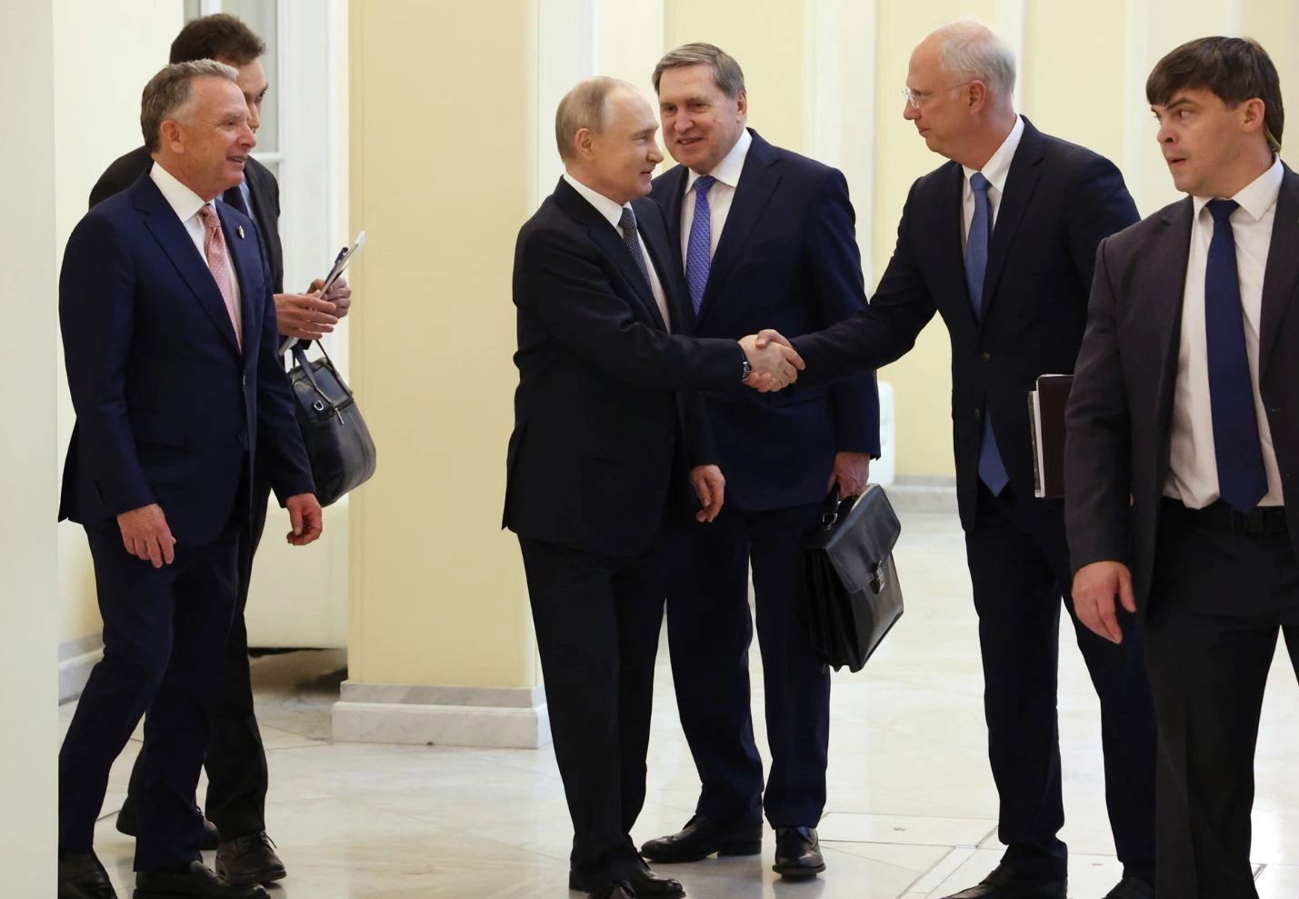 Witkoff në të majtë – me Vladimir Putinin në mes