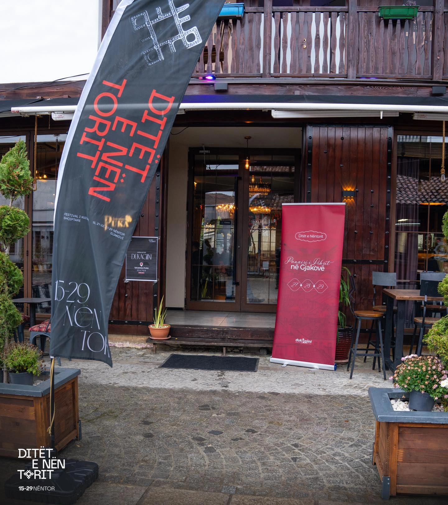 Çarshia e Madhe e Gjakovës, e veshur kuqezi, është gjallëruar edhe më prej së enjtes me “Ditët e librit”