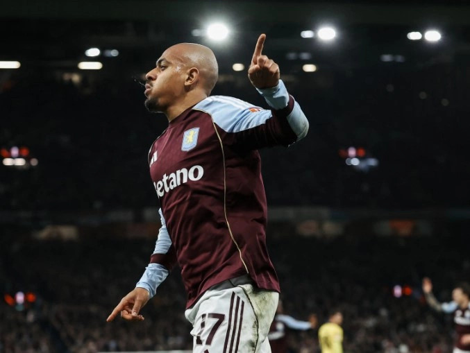 aston-villa-i-afrohet-fazes-nokaut-malen-lendohet-nga-tifozet