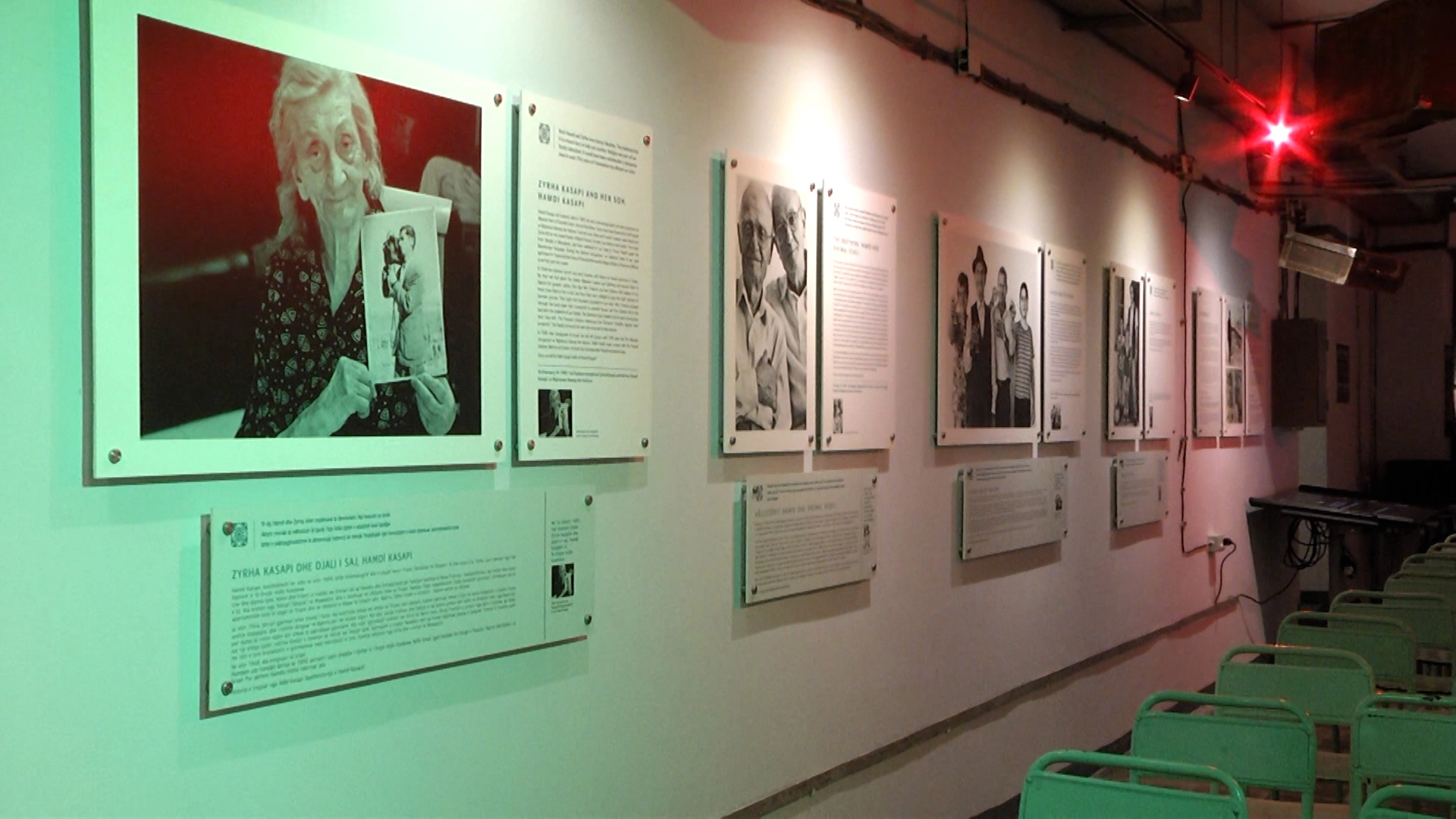 Ekspozita ka mbledhur fotografi e tregime të fotografit Norman Gershman, që janë kuruar nga gazetari Carlo Bollino njëherësh kurator i muzeut “Bunk’Art”