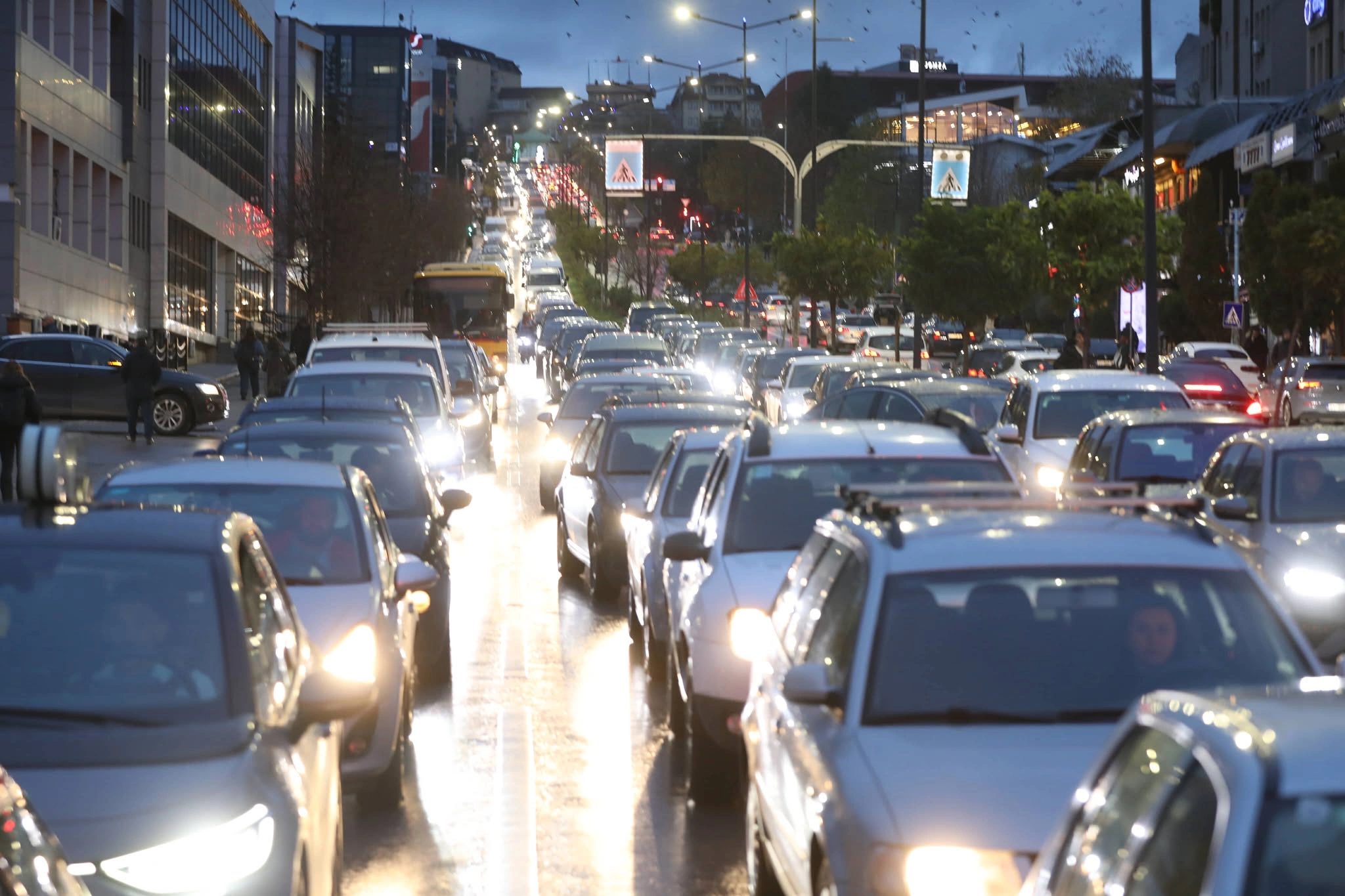 Kaos prej kolonave në Prishtinë (FOTO)