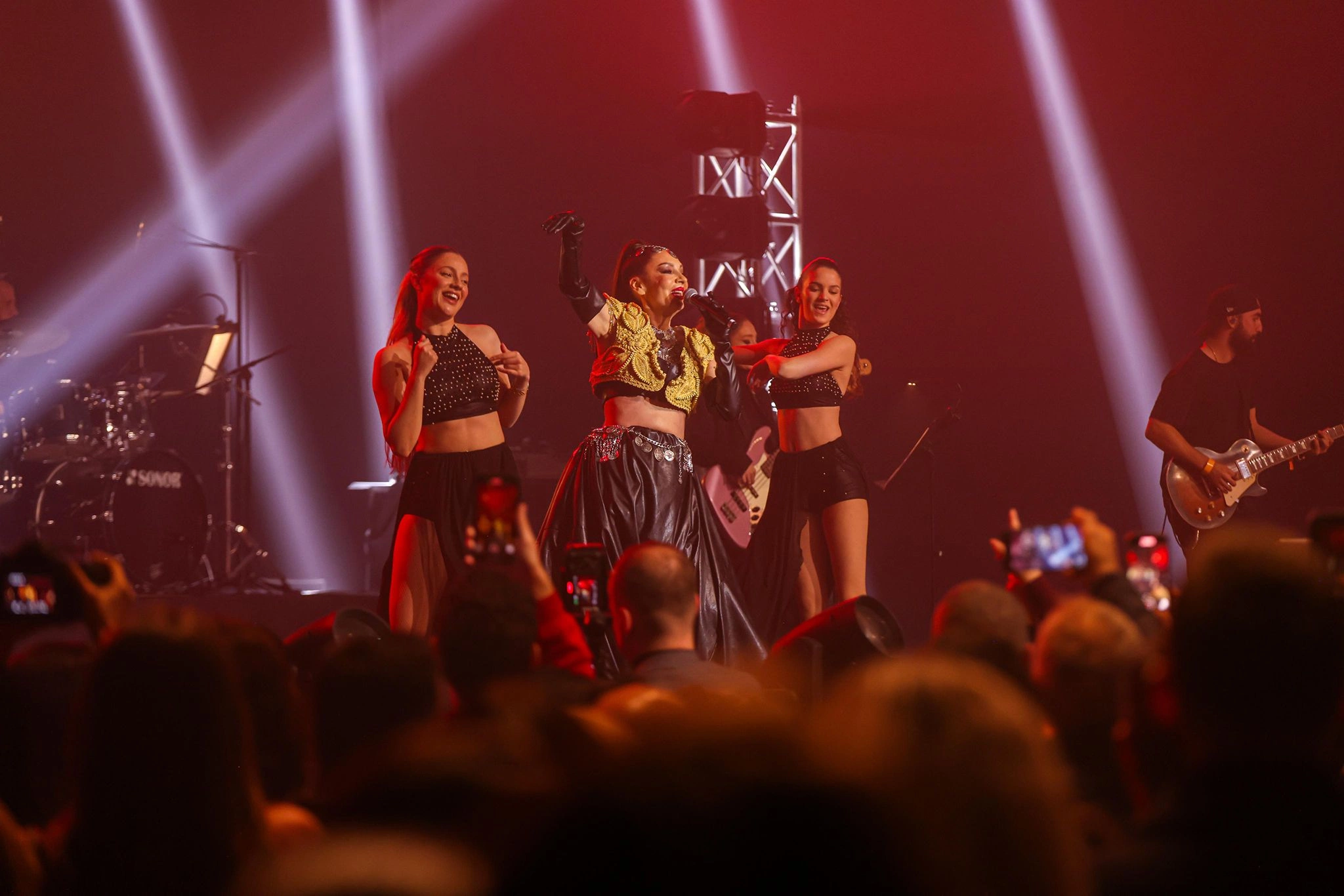 Koncerti e ka rikthyer Adelina Ismailin jo vetëm si këngëtare, por si simbol të një epoke që ka ndikuar në kulturën pop shqiptare për gati dy gjenerata (Foto: Ministria e Punëve të Jashtme)