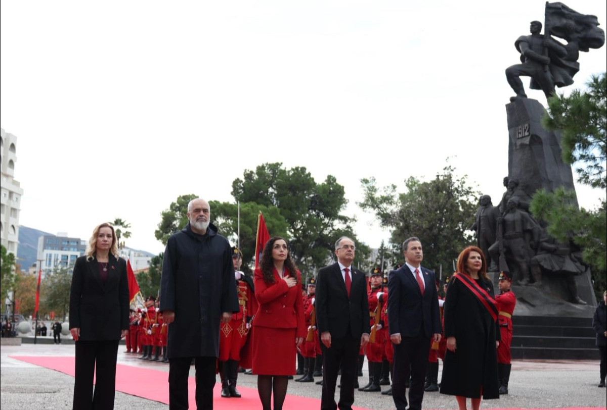 Ngritja e flamurit në Vlorë bën bashkë Begajn  Osmanin e Ramën