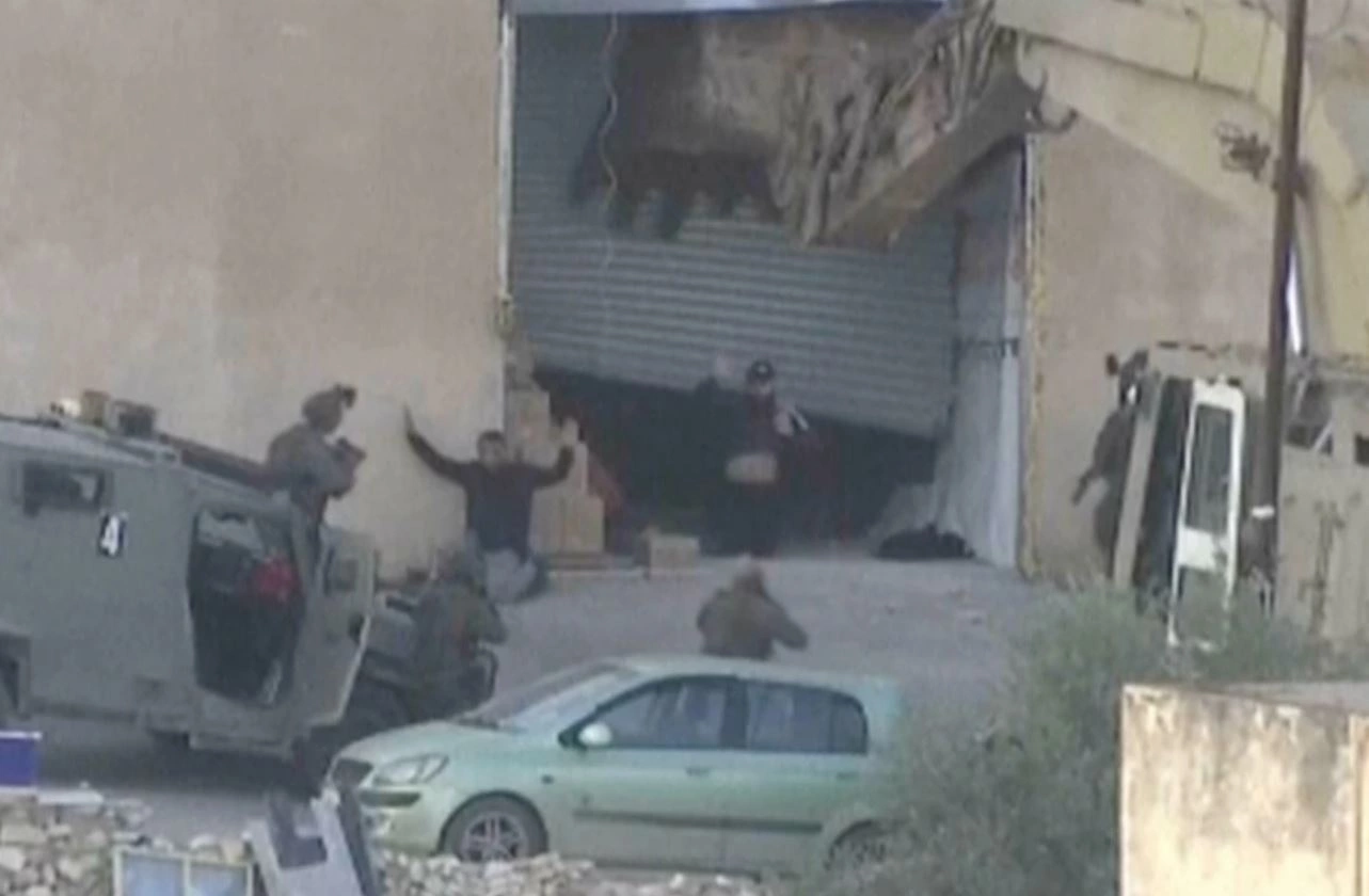 Forcat izraelite vrasin me gjakftohtësi palestinezët që shihet se u dorëzuan