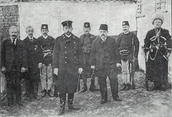 Konsulli rus, Grigorii Stepanoviç Shçerbina (i katërti nga e majta)