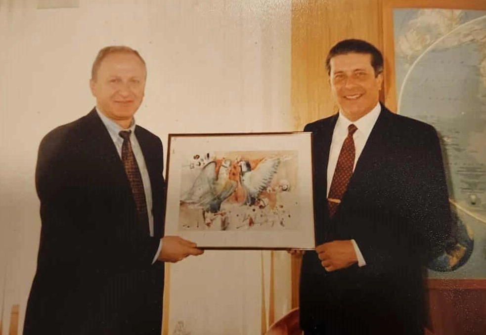 Prof. Dr. Agim Hyseni dhe Federico Mayor Zaragoza në selinë e UNESCO-s. (Sipas profesor Hysenit kjo foto është realizuar nga Shina Hennley)