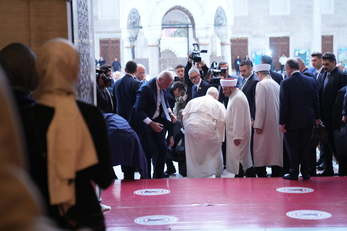 papa-leoni-viziton-xhamine-e-kalter-ne-stamboll-nuk-kryen-lutje