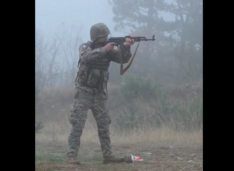 Ushtarët e KFOR it sfidojnë veten në garën për shtyrjen e kufijve dhe të forcimit të rezistencës