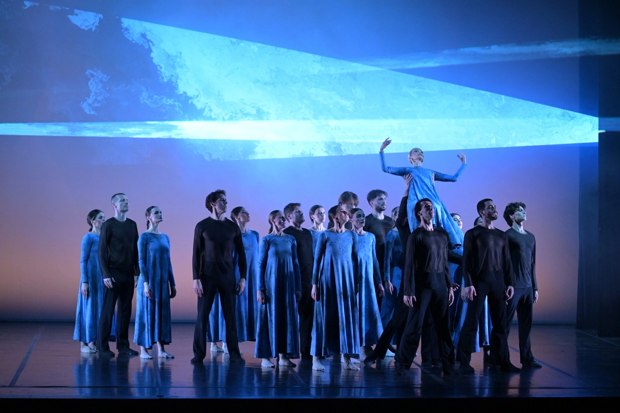 Në skenën e fundit ku lëvizjet e balerinëve janë në sinkron, nën ritmet e së famshmes “O fortuna” nga kantata skenike “Carmina Burana” e gjermanit Carl Orff