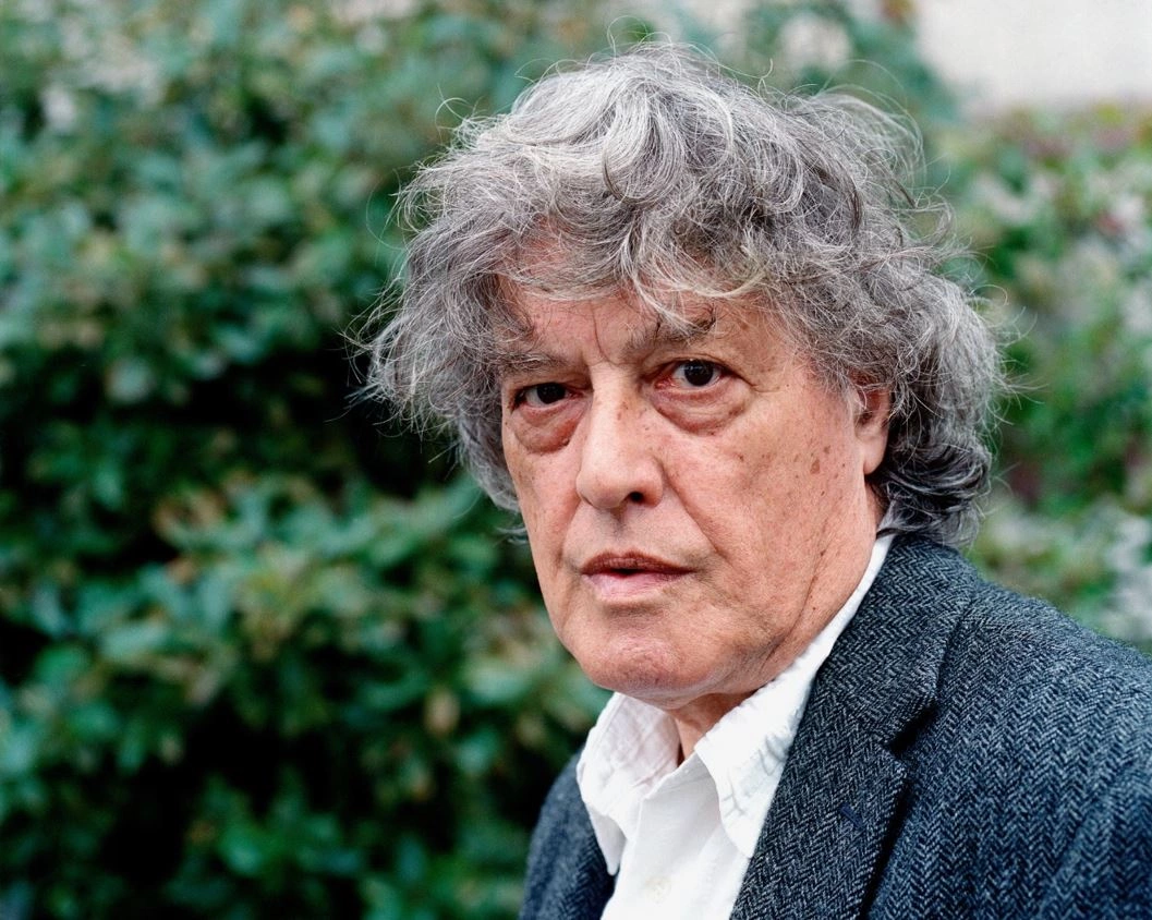 Tom Stoppard në Londër, 2008. Ai kurrë nuk e trajtoi audiencën me nënvlerësim duke u folur me epërsi, edhe kur atyre u duhej të lodheshin për ta ndjekur. (Fotografi: Eamonn McCabe/The Guardian)