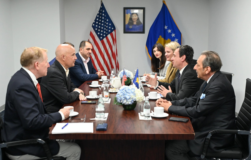 Kryeministri në detyrë, Albin Kurti, gjatë qëndrimit në Shtetet e Bashkuara të Amerikës ka zhvilluar takime me dhjetë kongresistë dhe senatorë amerikanë
