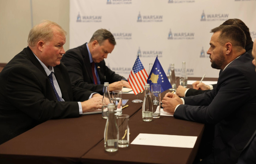 Ministri i Mbrojtjes, Ejup Maqedonci, gjatë pjesëmarrjes në Forumin e Sigurisë së Varshavës, është takuar me miq e partnerë strategjikë, përfshirë gjeneralët me katër yje nga SHBA-ja