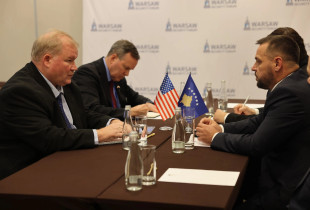 Ministri i Mbrojtjes, Ejup Maqedonci, gjatë pjesëmarrjes në Forumin e Sigurisë së Varshavës, është takuar me miq e partnerë strategjikë, përfshirë gjeneralët me katër yje nga SHBA-ja