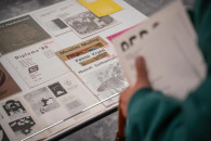 “Nga arkivi: Të fala shoqërore” e shfaq materiale për secilin vit të dekadës së parë të institucionit, prej vitit 1979 e deri më 1989 (Foto: GKK)