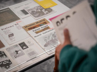 “Nga arkivi: Të fala shoqërore” e shfaq materiale për secilin vit të dekadës së parë të institucionit, prej vitit 1979 e deri më 1989 (Foto: GKK)